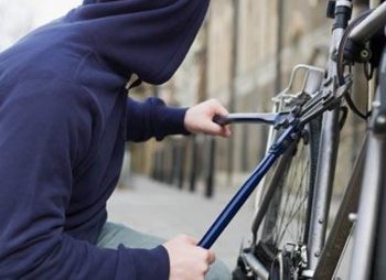 Alessandria, rubano due biciclette in via verona, denunciati due italiani