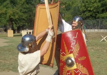 Domenica a Tortona combattimenti, esibizioni e arte dell’antica Roma. Le immagini
