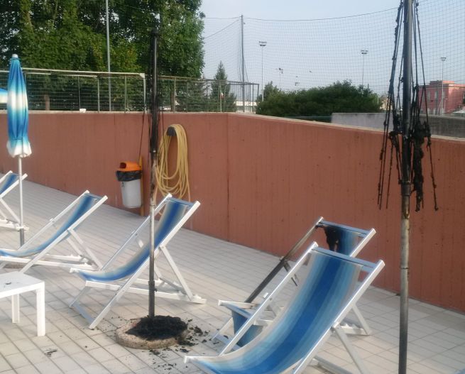 Vandali alla piscina Dellepiane di Tortona, bruciano sdraio e ombrelloni. Le immagini