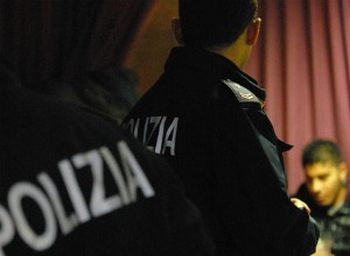 Due profughi cacciati da una casa pretendono vitto e alloggio in questura e picchiano i poliziotti, arrestati