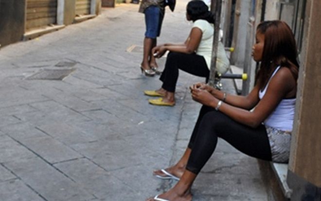 Insieme a profughi e migranti arriveranno anche le prostitute. Lo dice la Regione