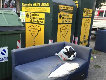 A Tortona abbandonano i rifiuti proprio vicino al cartello che lo vieta!