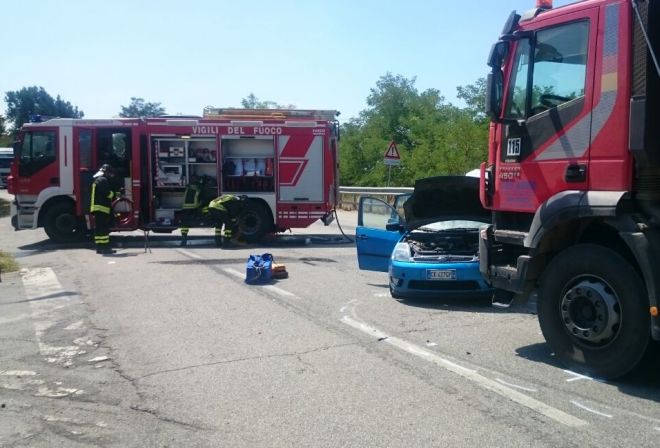 Scontro tra due auto alla periferia di Pontecurone, una finisce fuori strada