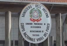 Doppio intervento dei pompieri tortonesi per un’auto in fiamme e una pensionata caduta