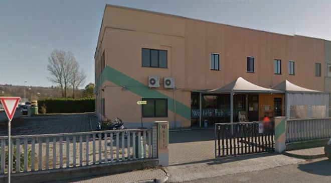 Donna accusa malore davanti al Wally’s di Tortona, la proprietaria chiama il 118, arrivano i carabinieri