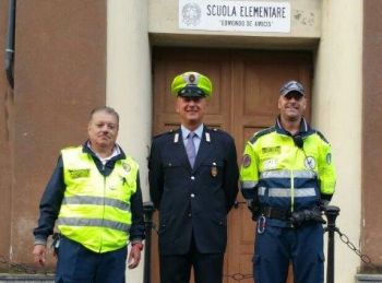 A Pontecurone i volontari della Protezione civile vigilano sui ragazzi fuori da scuola