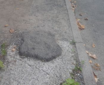 A Castelnuovo ci sono così tante buche che si può giocare a golf in centro. Le immagini di un disastro