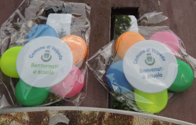 Il Comune di Volpedo dà il benvenuto agli studenti regalando evidenziatori a forma di margherita