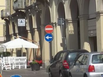 A Tortona auto in sosta vietata per un’ora e nessuno controlla?