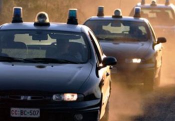 Una donna vede i ladri uscire da casa sua e li insegue in auto per diversi km facendoli arrestare