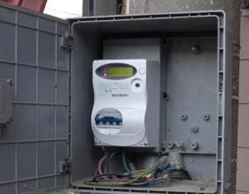 Gli piombano il contatore dell’Enel e lui ruba energia elettrica dall’azienda vicina, denunciato