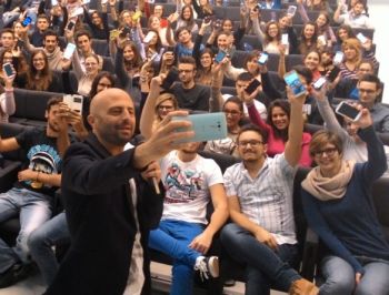 Luca Abete ad Alessandria conquista gli studenti con il progetto di solidarietà