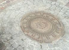 Ma perché la placca che simboleggia il centro di Tortona deve essere per forza nascosta?