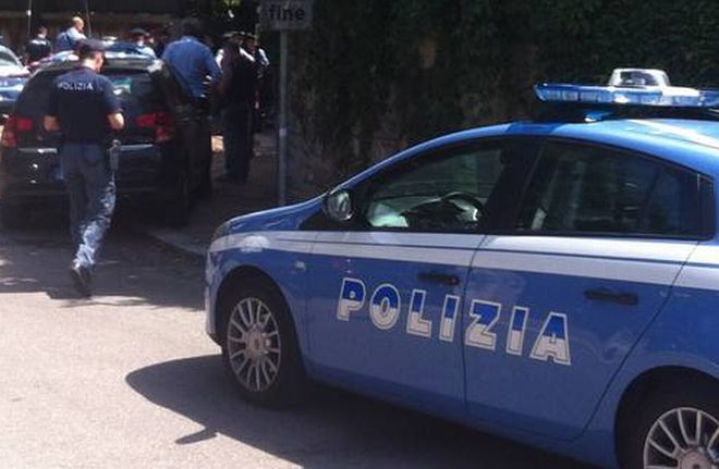 A Voghera un giovane molesta due giovani e poi picchia i poliziotti, agli arresti domiciliari