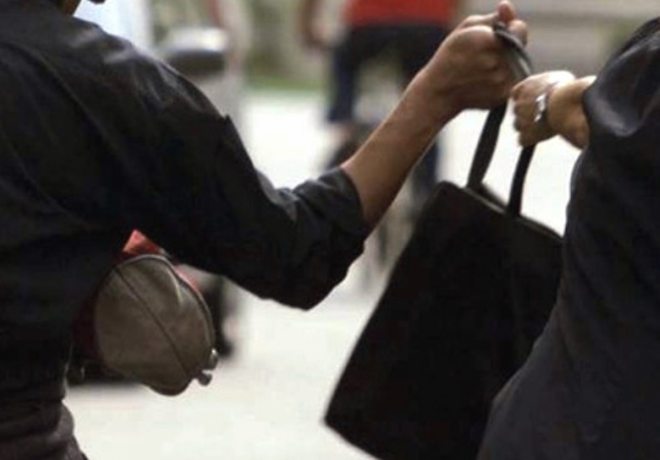 Pensionata tortonese aggredita e derubata di pomeriggio in via Giulia