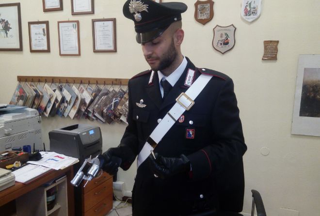 Una tortonese stanca dei maltrattamenti denuncia il marito imprenditore che aveva una pistola