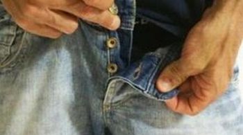 Giovane casalese si tira giù i pantaloni in strada davanti a una ragazza che chiama i carabinieri