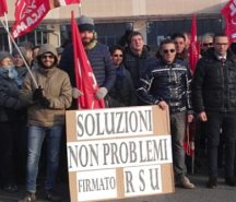 Tanta adesione alla manifestazione davanti alla Paglieri di Pozzolo Formigaro