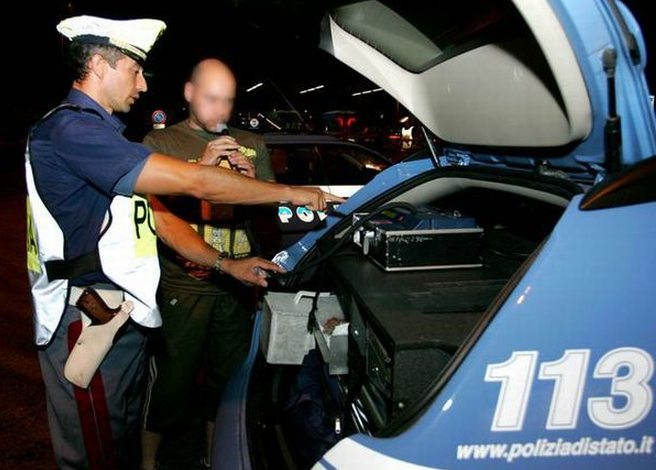 Giovane tortonese guidava ubriaco fradicio con un tasso alcolico 9 volte oltre il limite, fermato dalla Polizia stradale