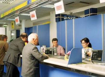 Poste Italiane condanna gli attacchi terroristici a Parigi. Osservato un minuto di silenzio in tutti gli uffici postali