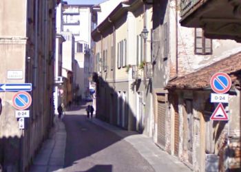 Cadono calcinacci in centro a Tortona, ma per fortuna non passava nessuno