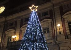 Rita Rossa é stata di parola: installato  il nuovo albero di Natale. Ecco la foto