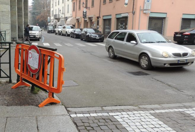 Tortona, la grande presa in giro del blocco del traffico. Le immagini
