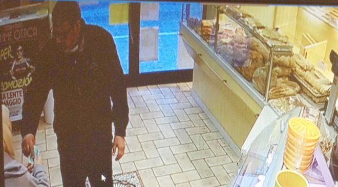 Tortona, la foto del falso prete ripresa dalle telecamere della panetteria truffata