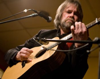 Giovedì al teatro Civico di Tortona un concerto di Beppe Gambetta