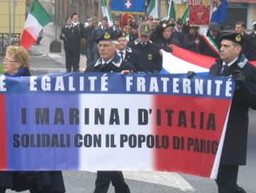 I marinai tortonesi in corteo hanno ricordato le vittime di Parigi