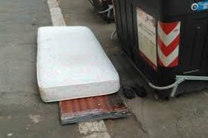 Donna tortonese sorpresa mentre abbandona un materasso in strada