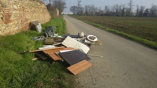 Rifiuti sulla strada alla periferia di Tortona, ma invece di raccoglierli cintano la zona