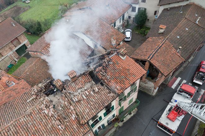 Le immagini dell’incendio a San Cristoro,colpa della canna fumaria