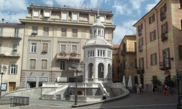 La Bollente di Acqui Terme diventa rossa per ricordare le donne vittime di violenze. Le altre iniziative