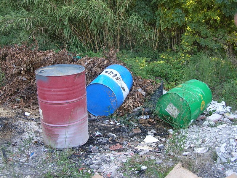 Bidoni con sostanze tossiche e inquinanti nel Tortonese, il Governo non interviene perché….