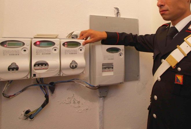 Pensionato di Valenza denunciato per furto di energia elettrica dai carabinieri