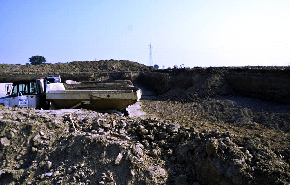 Tortona, gli abitanti di Bettole vogliono sapere cosa c’è nelle cave e si rivolgono ad ambientalisti sardi