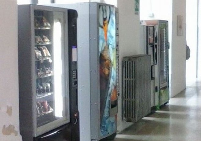 Tortona, entrano a scuola e rubano soldi e merendine dai distributori. La ditta li toglierà