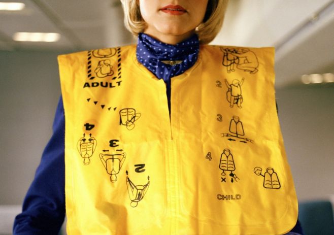 Rubano giubbotti di salvataggio da un aereo, bloccati dalla Polstrada di Casale