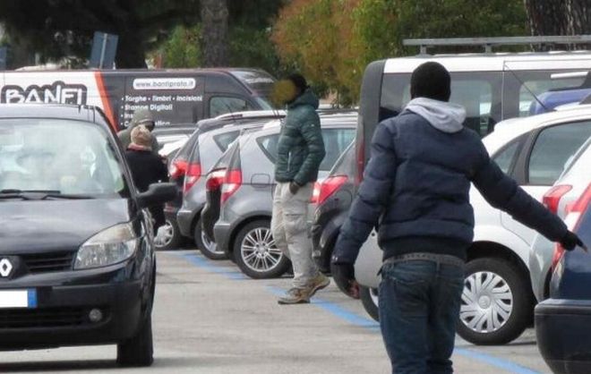 Il Comune di Tortona non riesce a debellare il fenomeno dei parcheggiatori abusivi. Lo ammettono sindaco e vice, e la colpa è …….