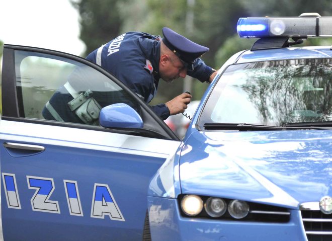 Imperia. Venditore di merce contraffatta minaccia un commerciate. Denunciato e allontanato dalla Polizia di Stato
