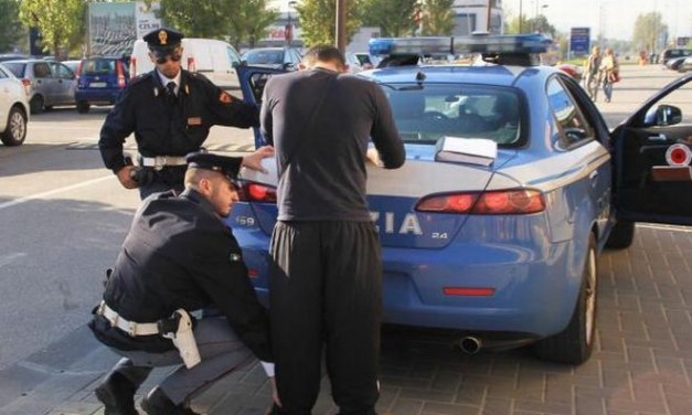 A Voghera un marocchino rapina una donna di 43 anni, arrestato dalla Polizia