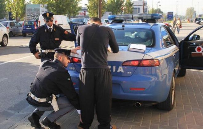 Alessandria, alla vista della Polizia tenta di scappare perché clandestino, arrestato