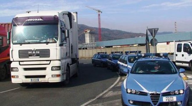 La Polstrada di Alessandria sequestra 20 quintali di generi alimentari in cattivo stato di conservazione