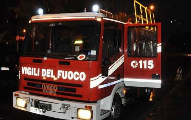 Brucia un camion dentro un garage in corso Romita, i pompieri evitano il disastro