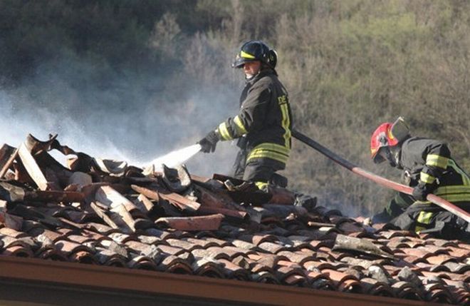 Carrosio, a fuoco una villetta. Ingenti danni, evacuata una famiglia