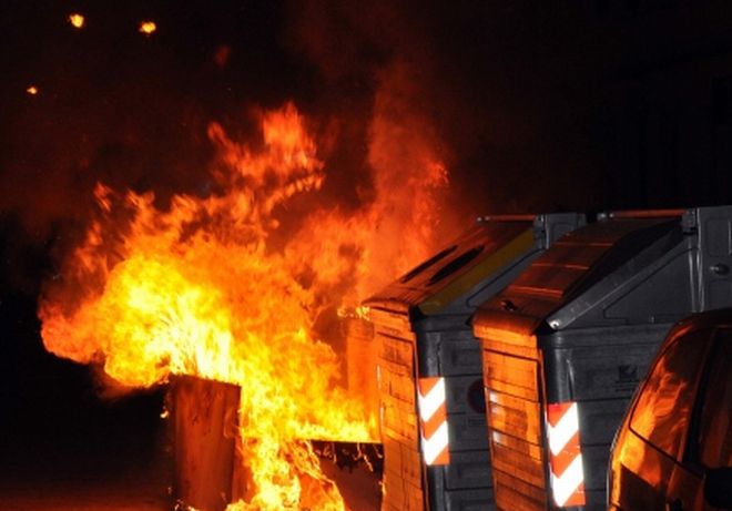 A Voghera i vandali bruciano 6 cassonetti dei rifiuti