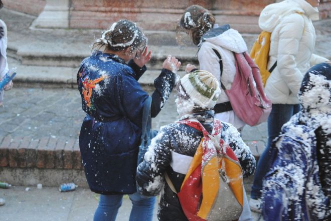 Tortona, per Carnevale il sindaco vieta manganelli, farina, fialette, petardi, schiuma da barba e altro