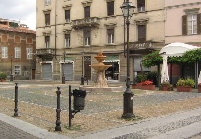 Strade sporche in centro, il Comune chiede più spazzini e incontra Gestione Ambiente