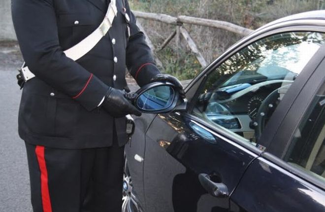 Valenza, tenta di mettere in atto la truffa dello specchietto, denunciato dai Carabinieri